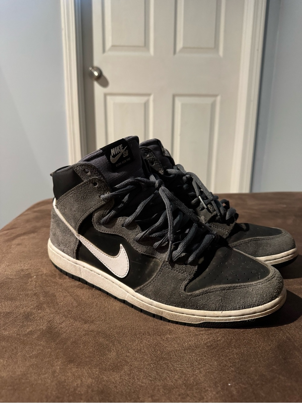 Men's Gray/Black Suede Mid-Top Skate Shoes